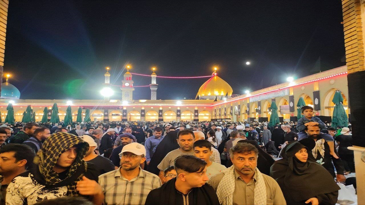 حضور پر شور زائران اربعین در مسجد کوفه + فیلم و تصاویر