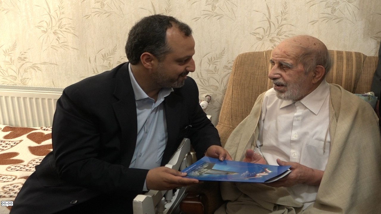 وزیر اقتصاد با پدر شهید مسگریان در همدان دیدار کرد