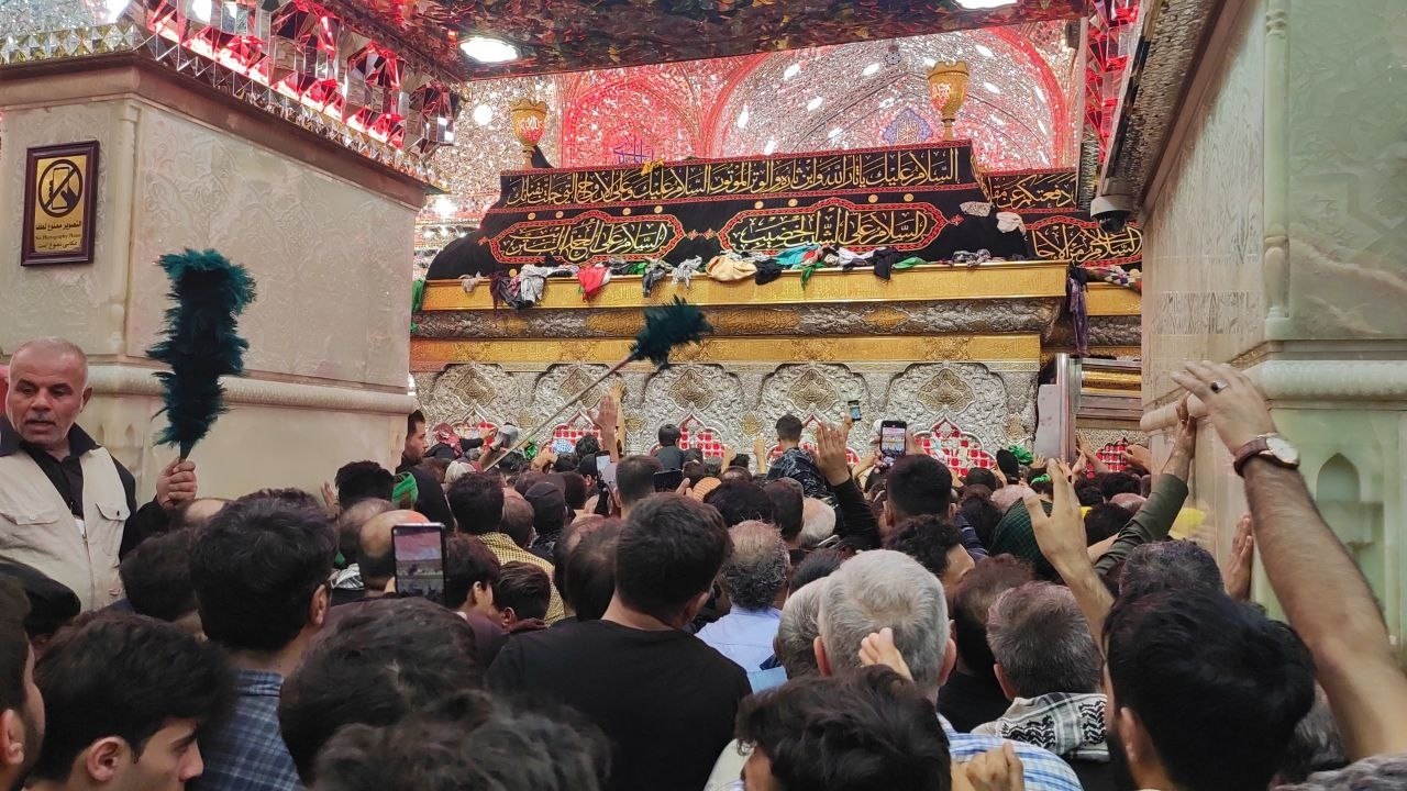 حضور پر شور زائران اربعین در حرم مطهر امام حسین (ع) + فیلم