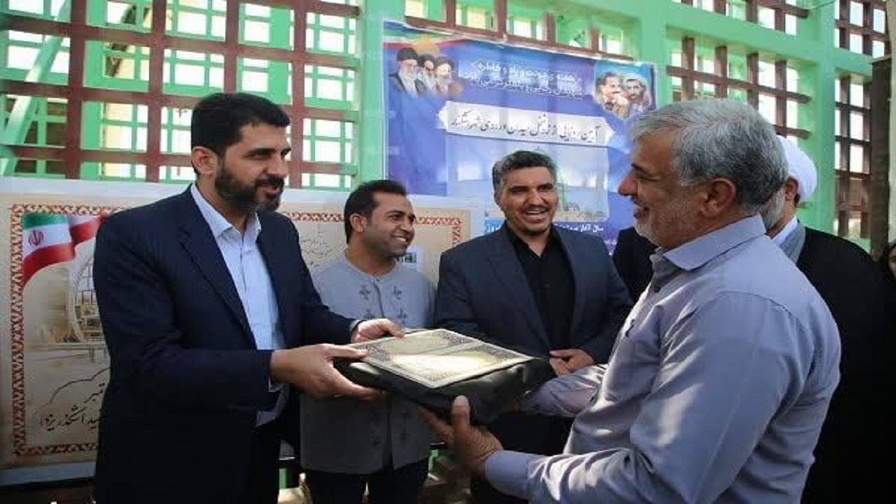 رونمایی از نماد نخل میدان ورودی شهر اشکذر