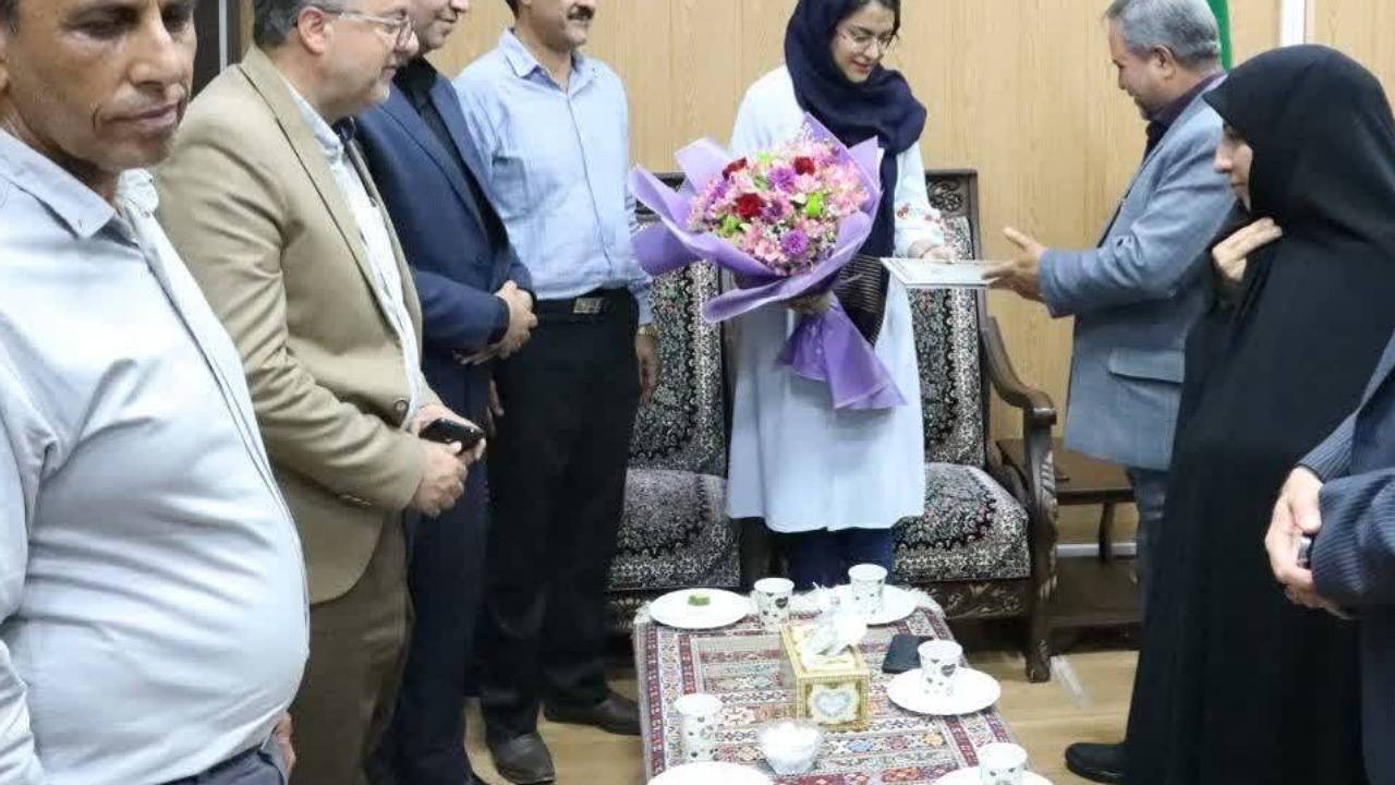 تجلیل از دانش آموز افتخار آفرین سیرجانی