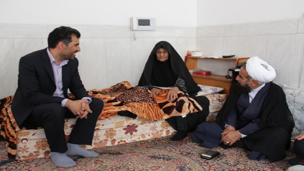 دیدار برخی از مسئولان استان یزد با خانواده شهدا+عکس