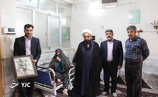 دیدارمسئولان با خانواده شهدا+عکس