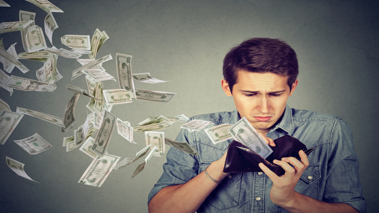 ۵ چیزی که خریدشان فرقی با دور ریختن پول نخواهد داشت!