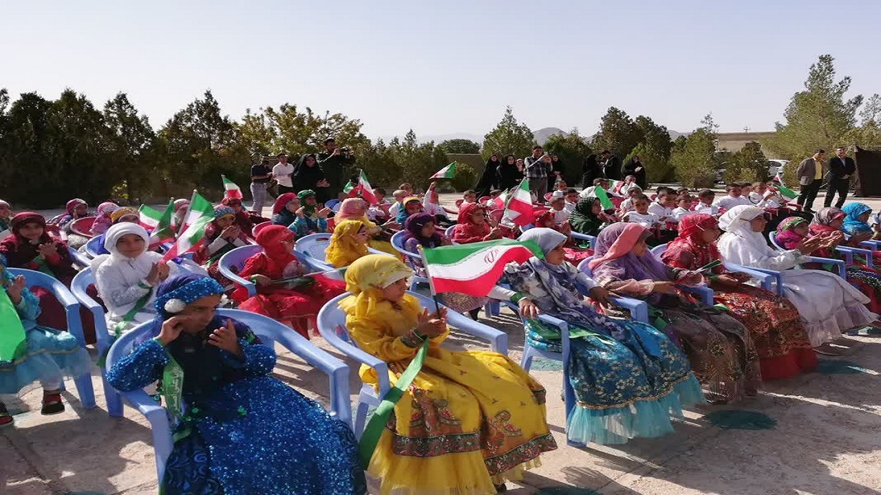 نواختن زنگ مهر و مقاومت در دبستان حافظ روستای بختیاری