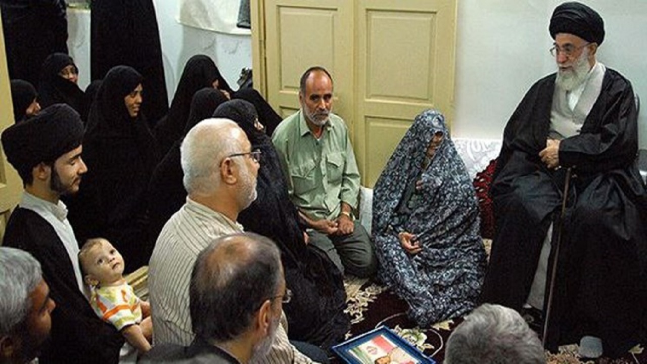 چه کسی به خانواده شهید گفت که رهبر انقلاب به دیدارشان می‌رود؟