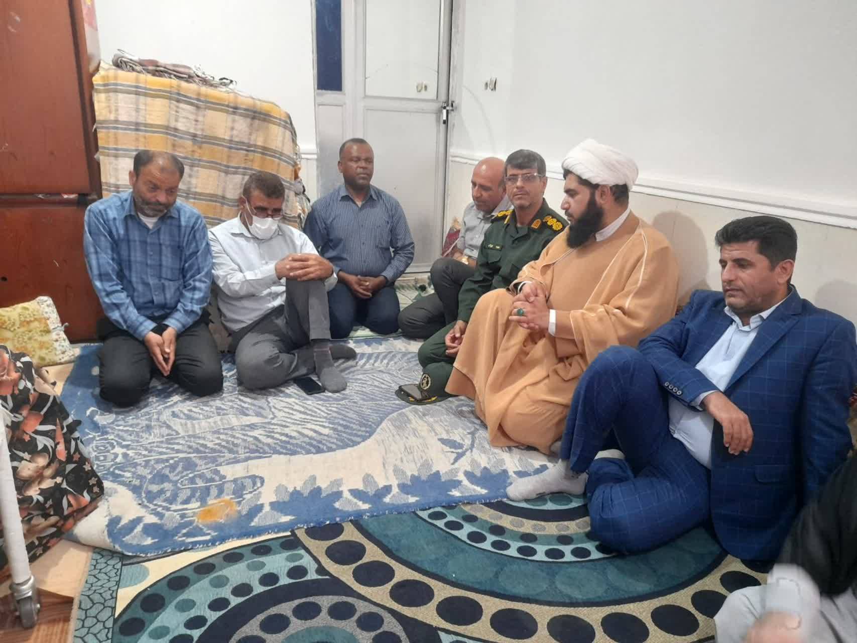 دیدار مسئولان با خانواده شهدا