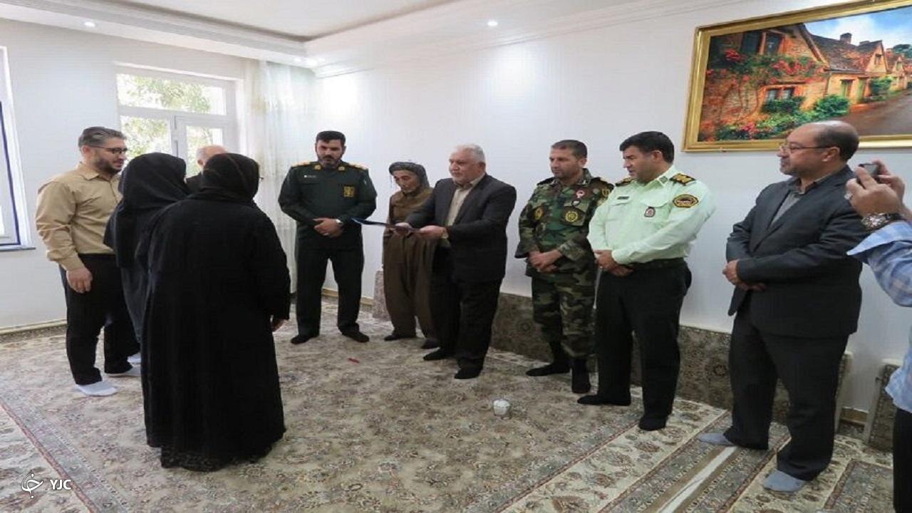 دیدار مسئولان مهاباد با ۲ خانواده شهید
