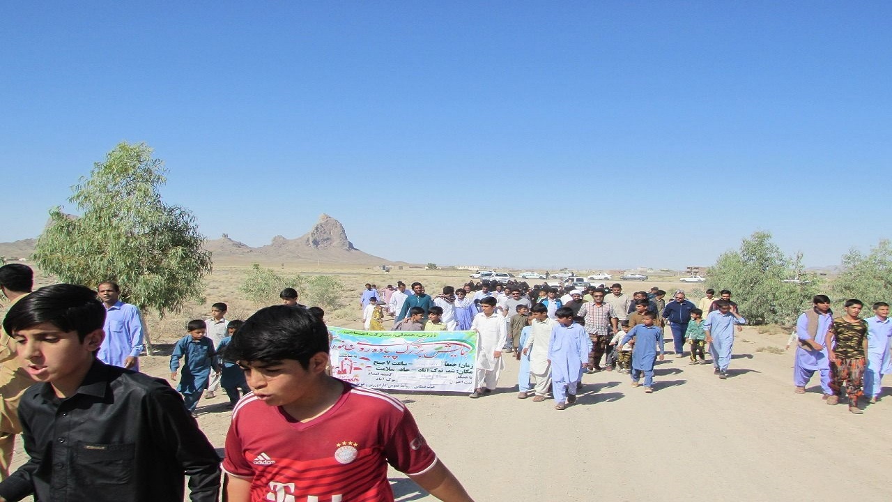 همایش پیاده روی خانوادگی در جاده سلامت شهرستان تفتان
