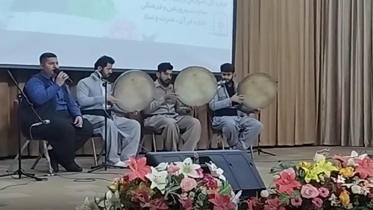 مراسم دف نوازی همزمان با هفته وحدت در سنندج + فیلم