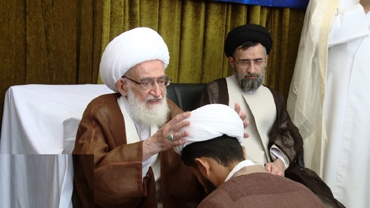 عمامه گذاری جمعی از طلاب در روز میلاد پیامبر و امام صادق در قم