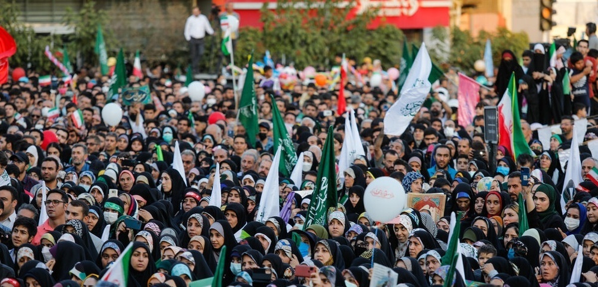 برگزاری جشن میلاد پیامبر مهربانی‌ها در میدان امام همدان