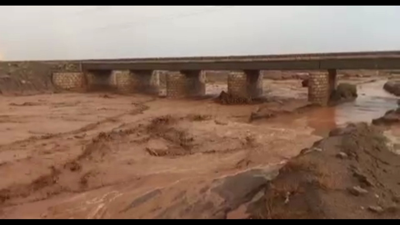 سیل راه ارتباطی دو روستا را در شهرستان سلماس مسدود کرد+فیلم