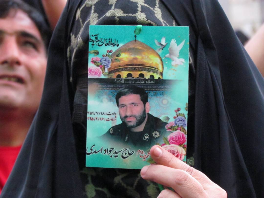 قابی از شهید مدافع حرم در مراسم روز میلاد ربیع الاول