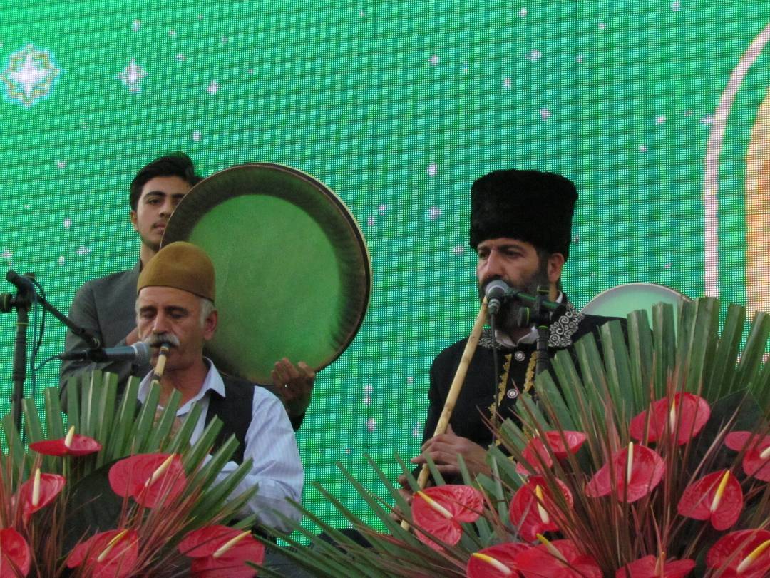 دف نوازی در روز میلاد پیامبر و امام جعفر صادق(ع)