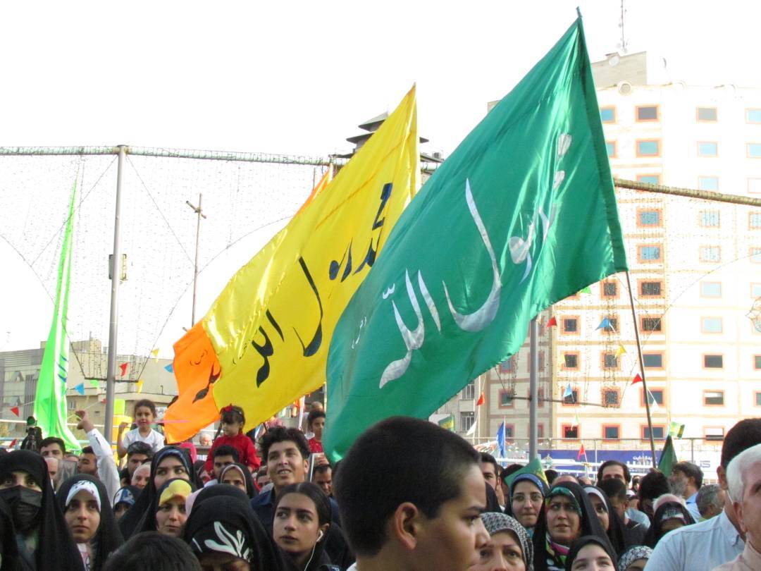 اجتماع مردم در روز جشن میلاد پیامبر و امام جعفرصادق