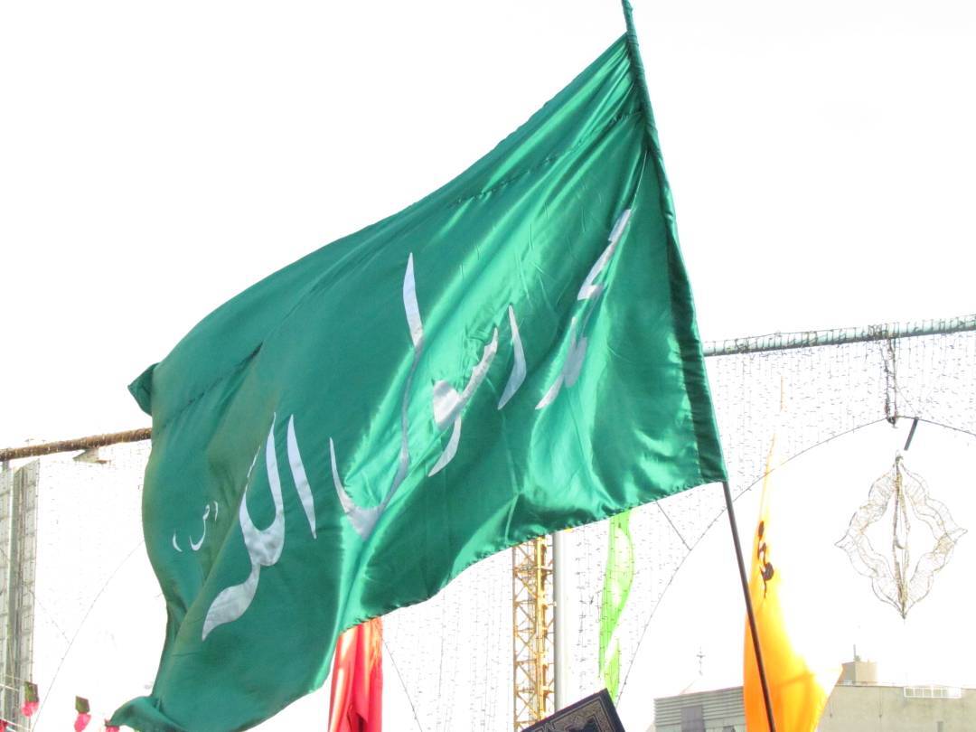 اهتزاز پرچم در روز جشن 17 ربیع الاول