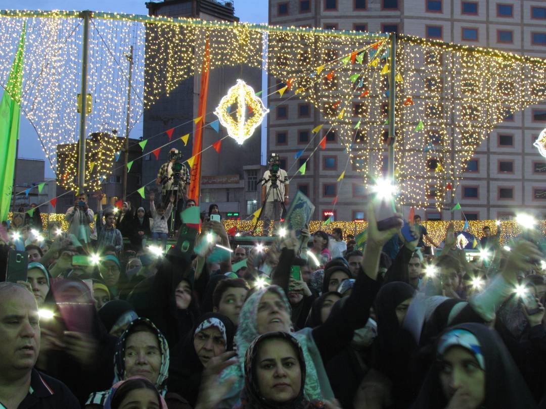 جشن و شادمانی مردم در میدان ولیعصر(عج)