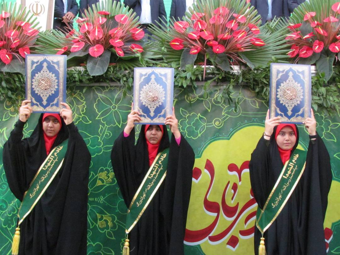 قرآن به سر مردم در روز جشن میلاد