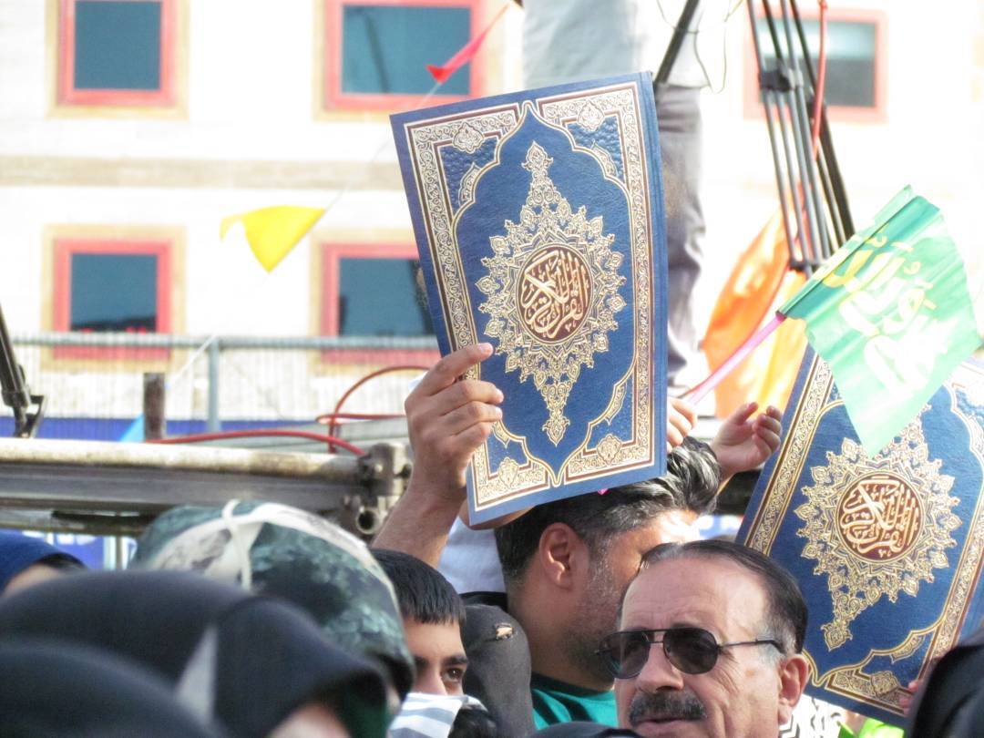 مراسم قرآن به سر در روز جشن میلاد