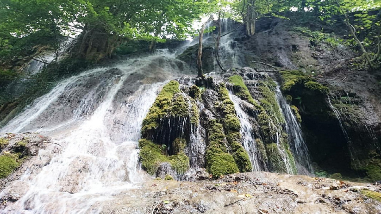 جلوه گری آبشار سمبی در دل جنگل‌های روستای یخکش + تصاویر