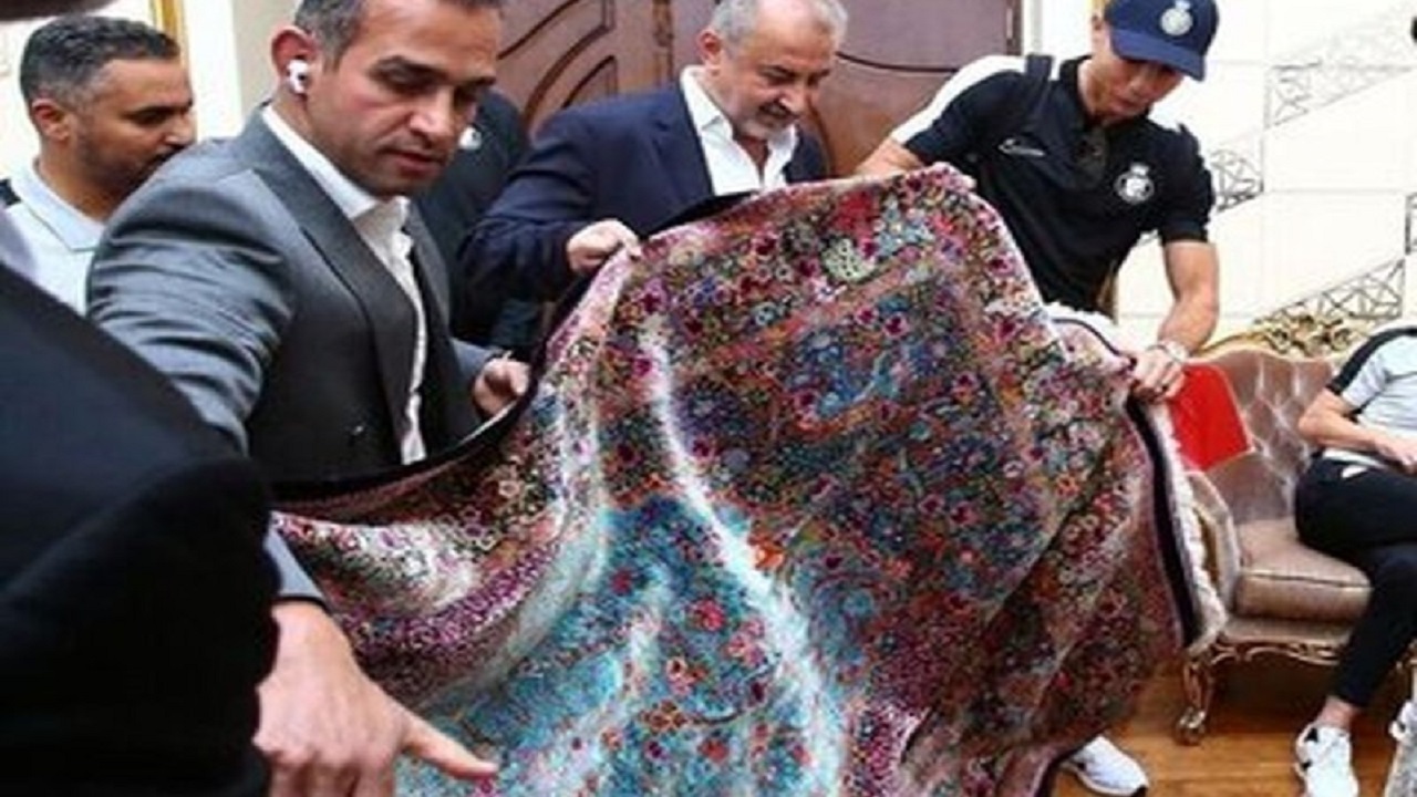 رونالدو فرش اهدایی پرسپولیس را در خانه‌اش پهن کرد