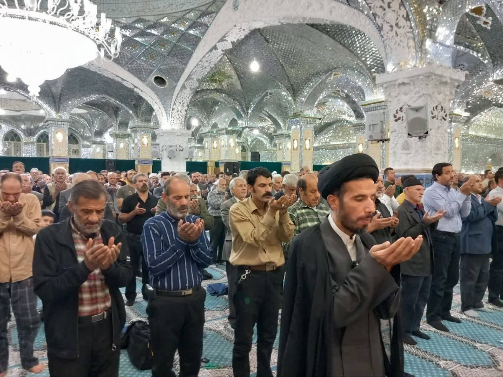 اقامه نماز در حرم سلطانعلی(ع)