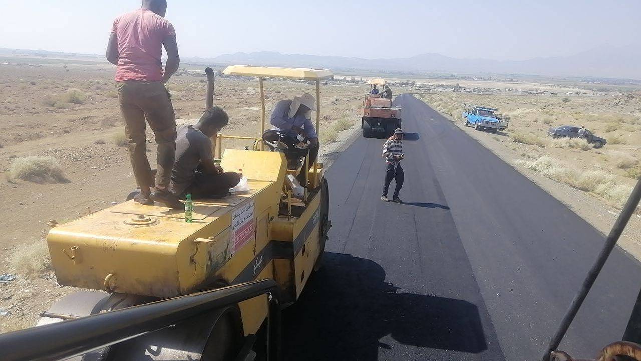 آغاز اجرای عملیات روکش آسفالت محور سرنی ـ صوغان