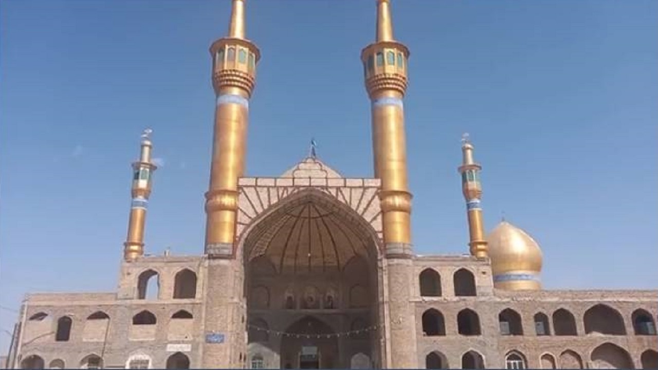 غبار روبی و عطر افشانی آستان مقدس هفت امامزاده (ع) در آران و بیدگل + فیلم