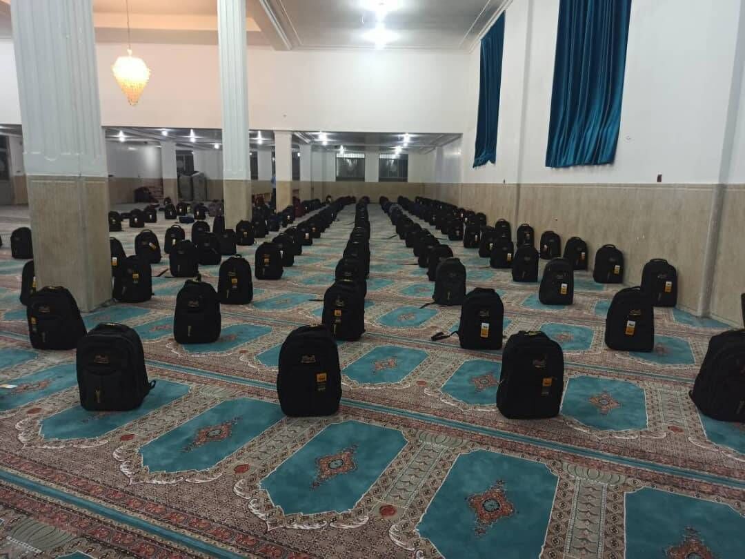 توزیع ۵۰۰ بسته نوشت افزار در بین دانش آموزان هلیلانی