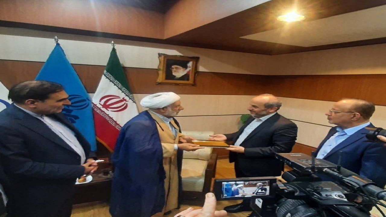 دیدار رئیس رسانه ملی با پدر نخستین شهید گیلانی مدافع حرم