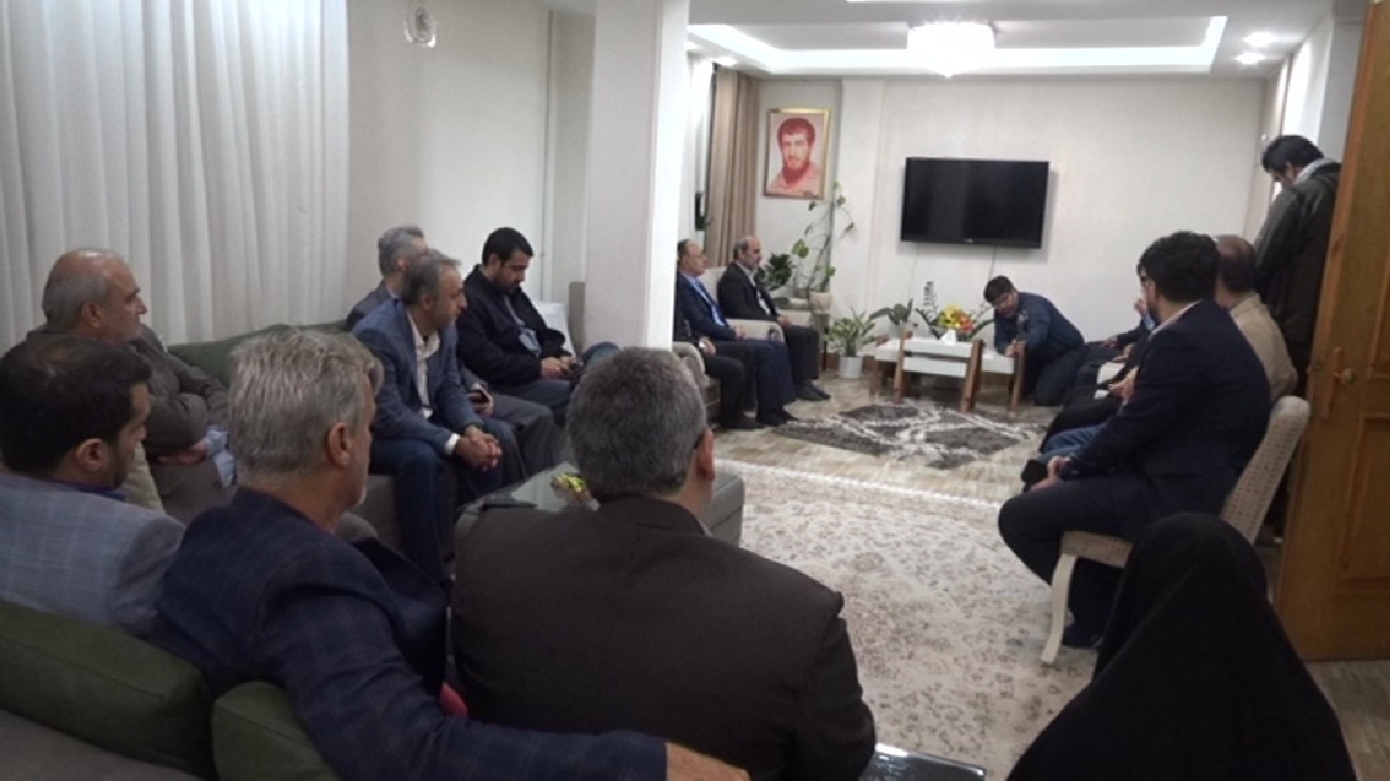 دیدار رییس رسانه ملی با خانواده سردار شهید در رشت