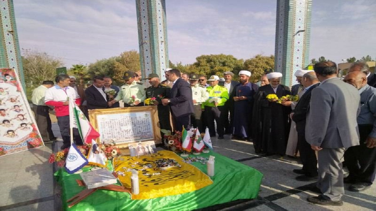 مراسم عطرافشانی قبورشهدا