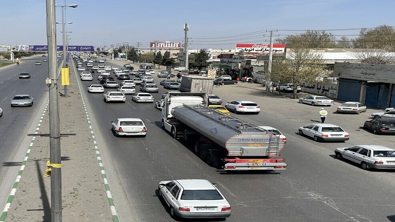 ترافیک در آزادراه قزوین - کرج نیمه سنگین است
