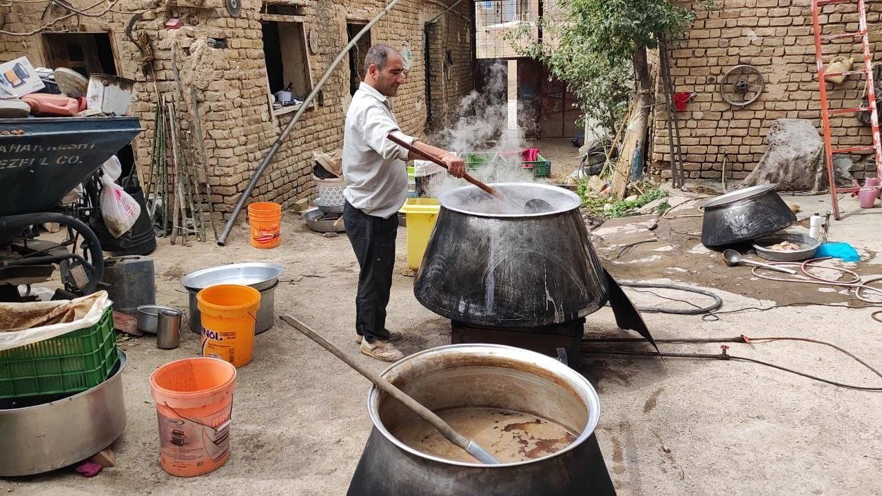 گوشه‌هایی از شیره پزی انگور در روستای توآباد قزوین + فیلم و تصاویر