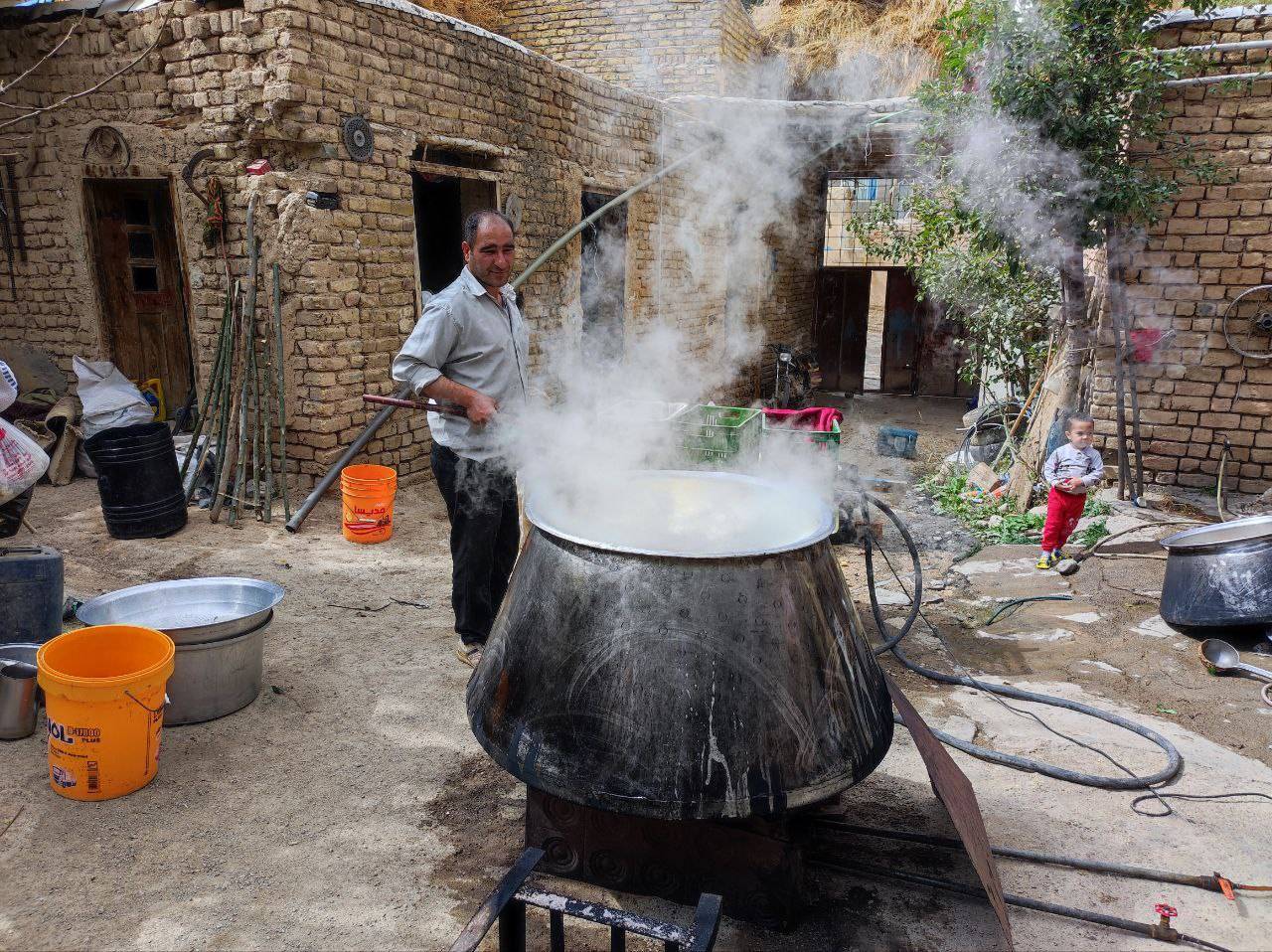 گوشه&zwnj;هایی از پخت شیره انگور در روستای توآباد