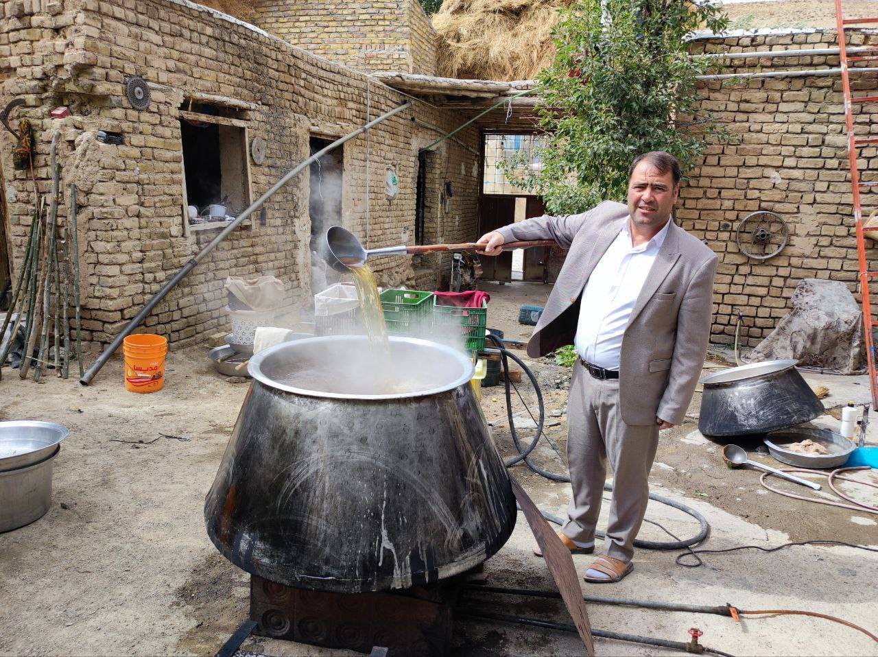 مراسم پخت شیره انگور در روستای توآباد
