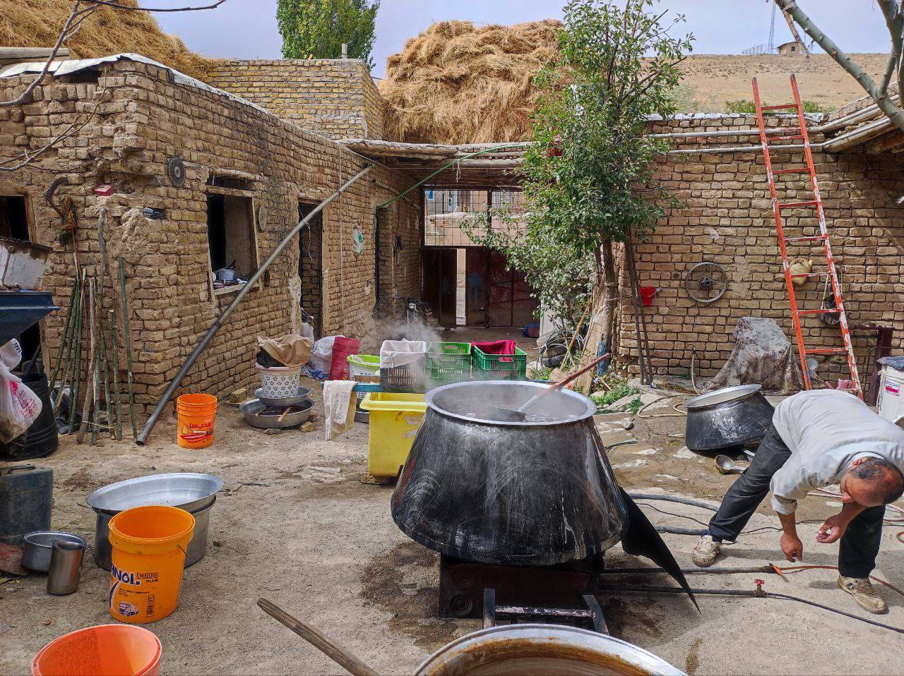 پخت شیره انگور در روستای توآباد