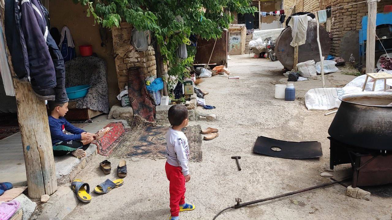 گوشه&zwnj;هایی از پخت شیره انگور در روستای توآباد