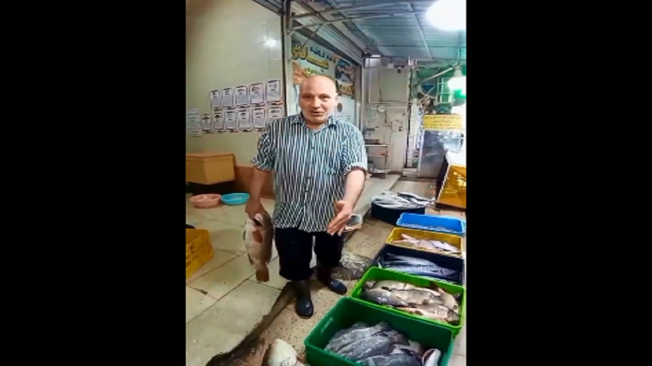 تسلط جالب یک ماهی‌فروش آبادانی به زبان انگلیسی+فیلم