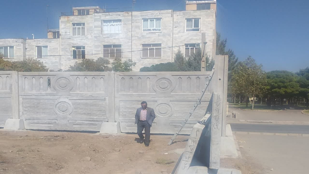 اجرای دیوار پیش ساخته بازارچه مشاغل خانگی در قزوین