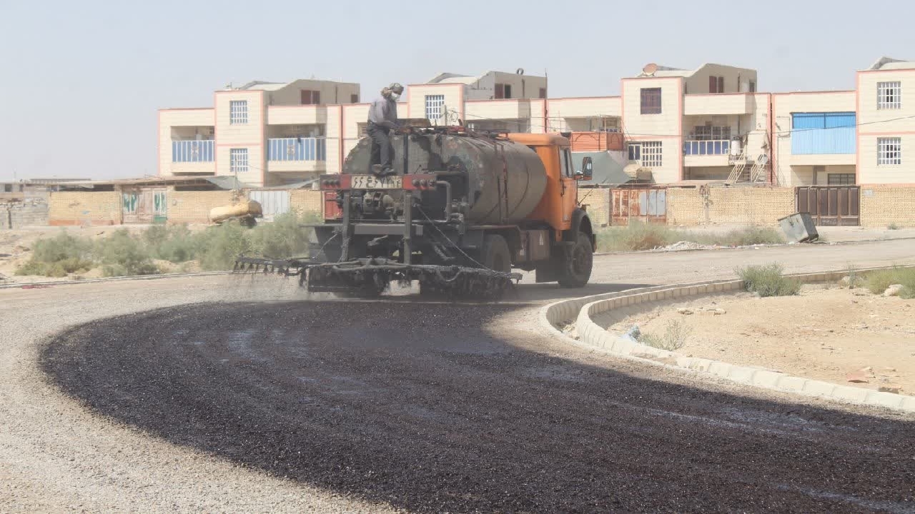 ادامه عملیات بهسازی معابر مسکن مهر جنوبی توسط شهرداری هندیجان 