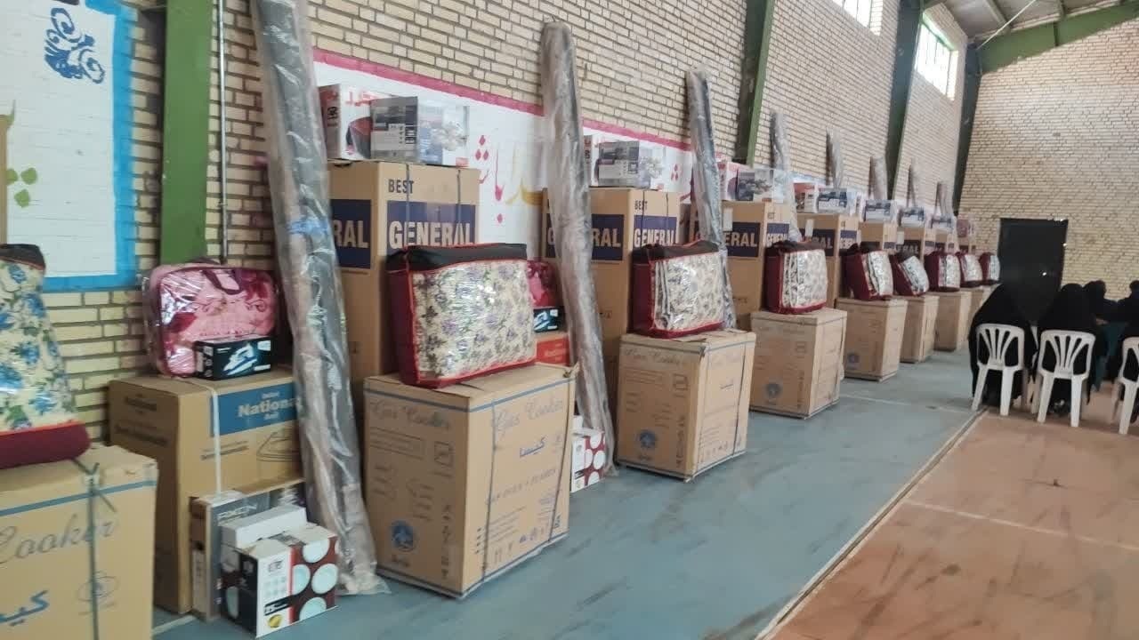 بسیج چراغ خانه ۲۵ نوعروس نیازمند نهبندانی را روشن کرد