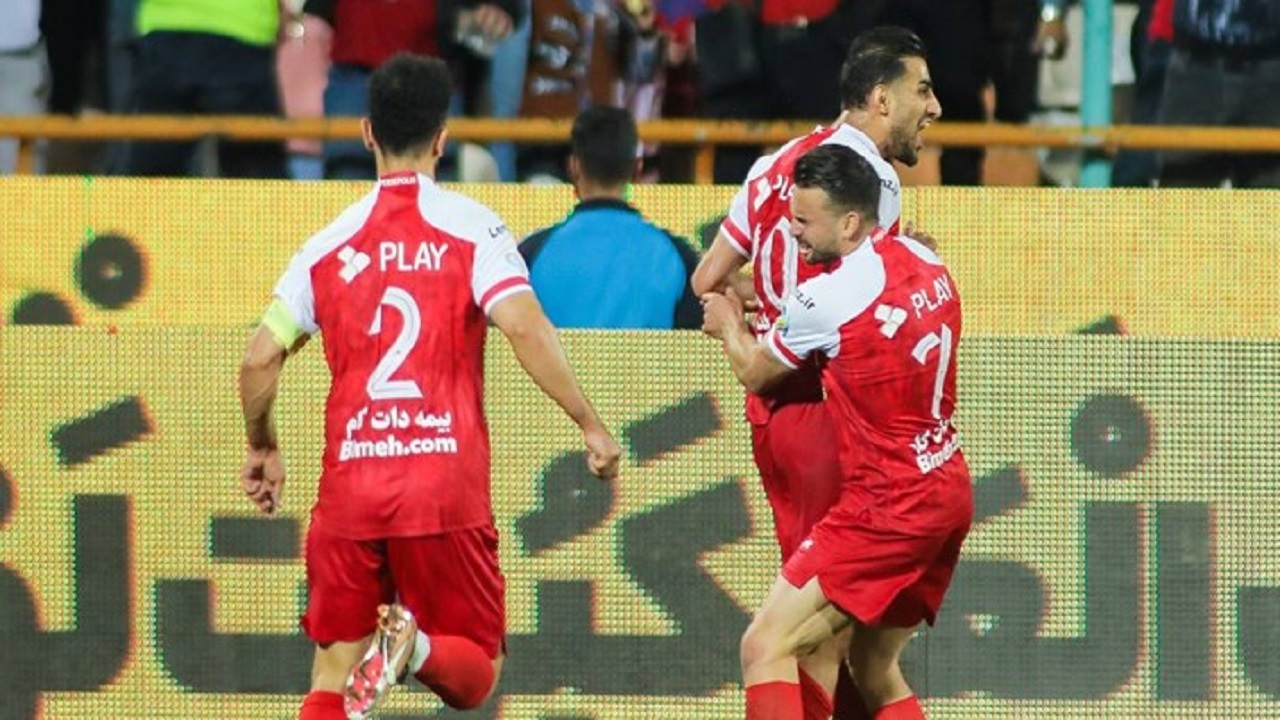 پرسپولیس ۱ - ۰ گل‌گهر/ صعود به صدر در جدال جنجالی