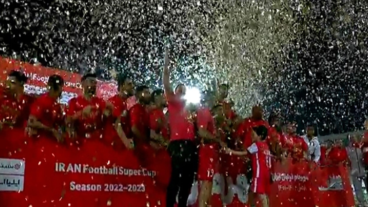 عالیشاه کاپ قهرمانی سوپرجام پرسپولیس را بالای سر برد + فیلم
