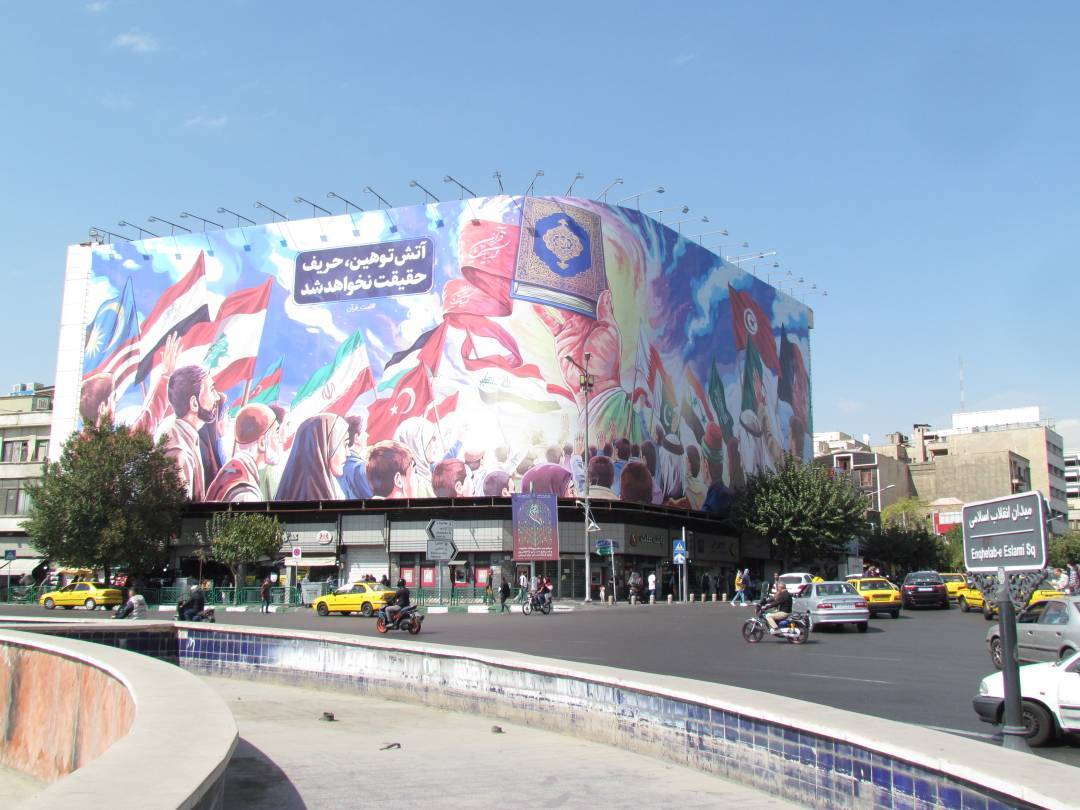 رونمایی جدید دیوارنگاره میدان انقلاب