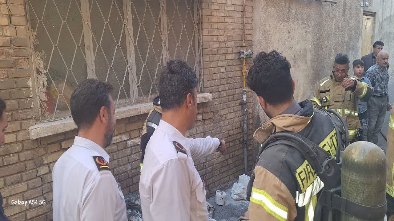حریق انبار مواد غذایی در  قزوین مهار شد 