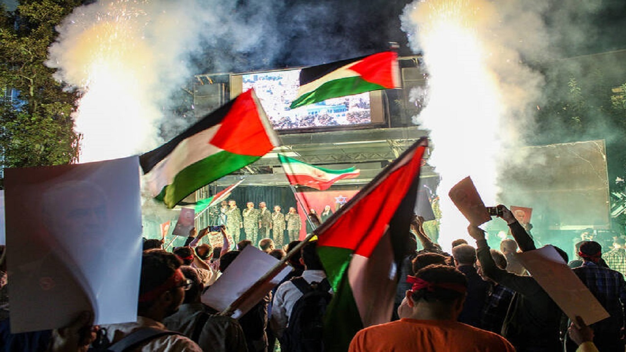 جشن خیابانی مردم فردیس همزمان با عملیات غرورآفرین فلسطین + فیلم