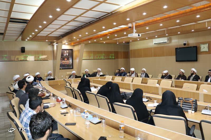 روحانیت در یک فضای خودمانی تر با بدنه دانشگاهی ارتباط برقرار کند
