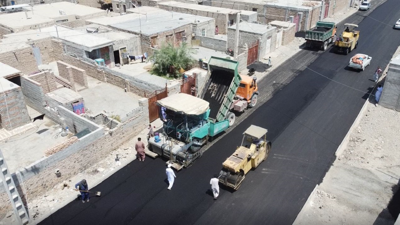 معابر ۲۷ روستای ایرانشهر و بمپور امسال آسفالت می شود
